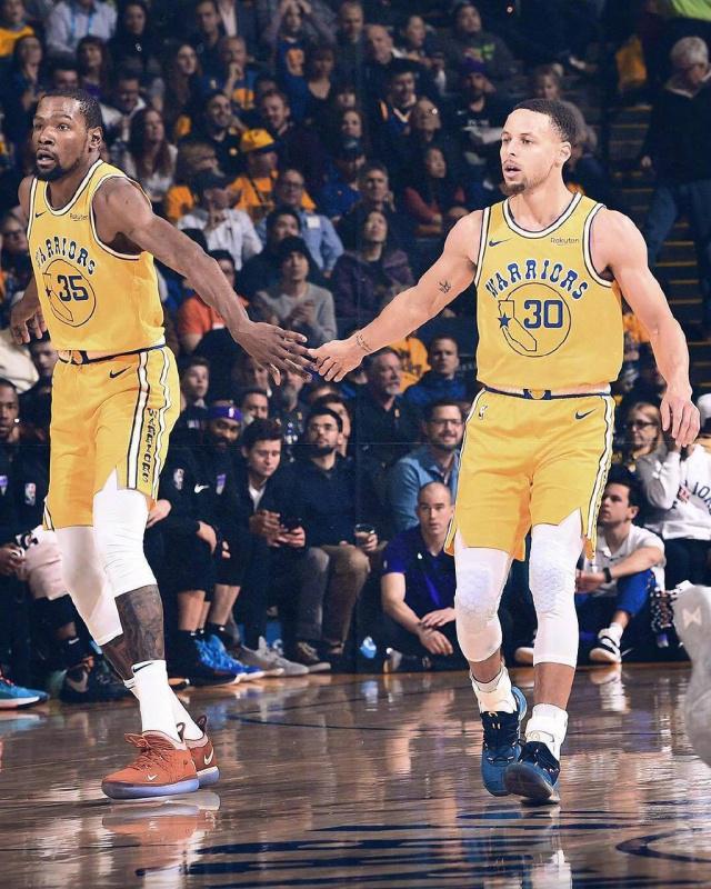 与此相对 与此相对