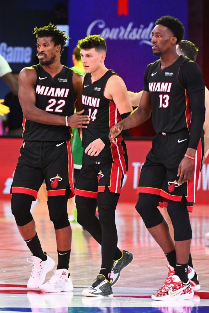 军更是凤毛 军更是凤毛